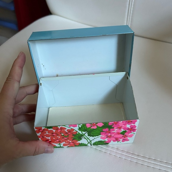 4/$100 vintage 1970 Floral Decorative Box with Blue Lid 🌸 - Picture 3 of 6